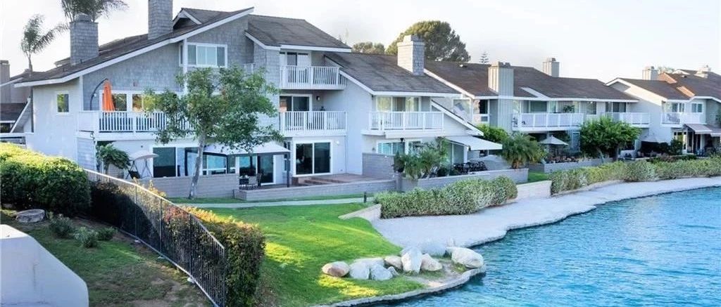 尔湾湖区Woodbridge，全环绕湖景，两卧公寓，110万美金 - 得居房产资讯