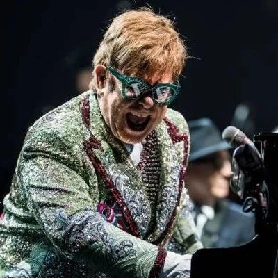 患肺炎失声，Elton John奥克兰演唱会中断！泪洒舞台！ - 得居房产资讯